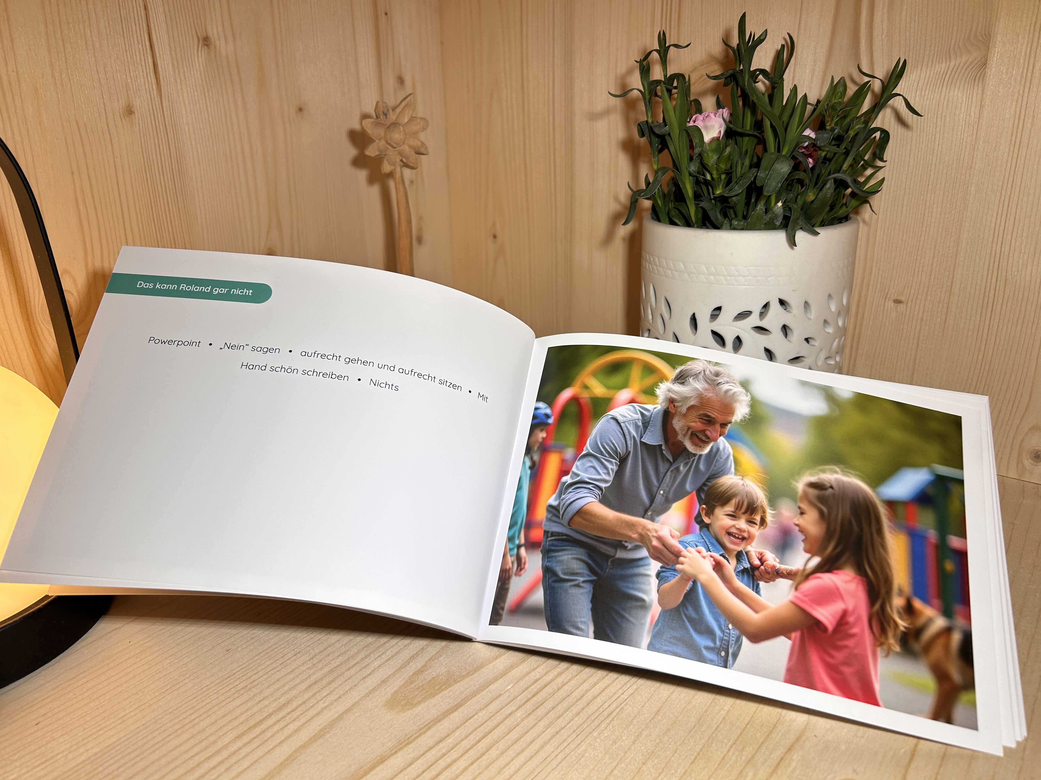 Endbeispiel eines Booklets, gehalten von einer Frau