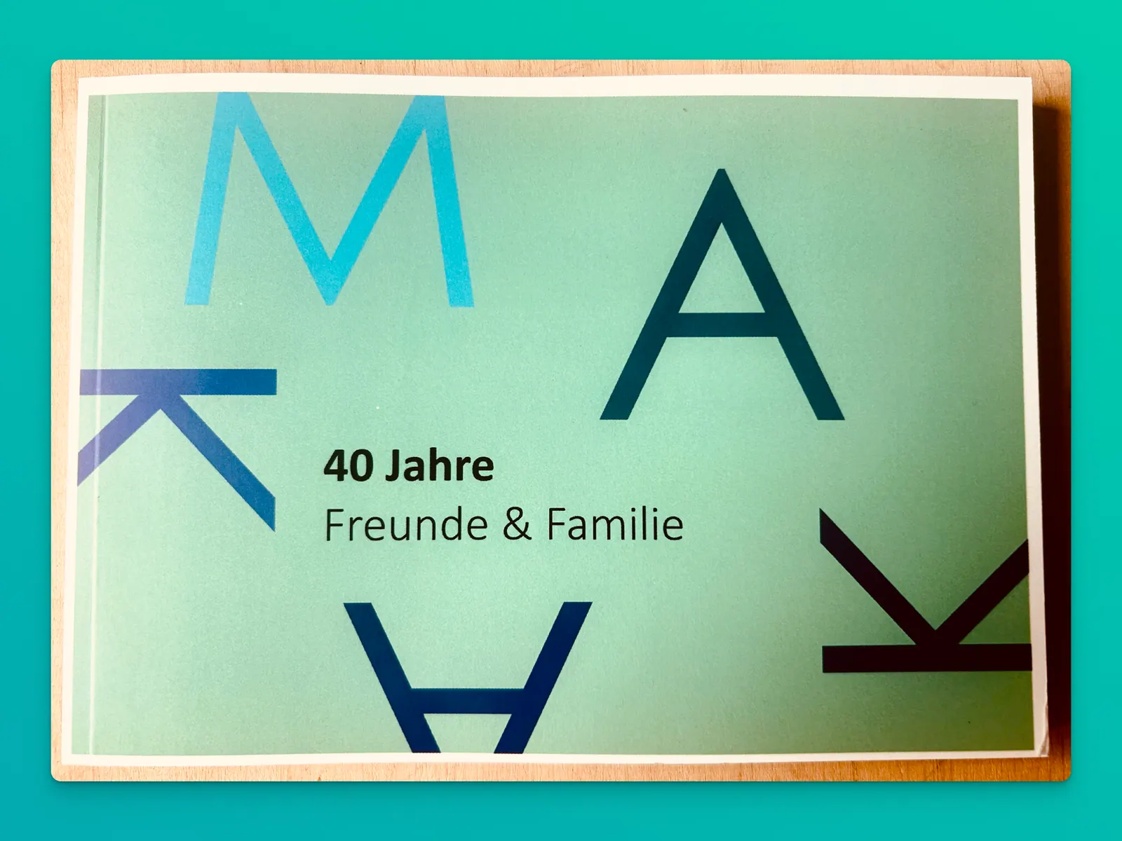 Individuelles Cover eines Geburtstagsbuchs von ambrosius.ai
