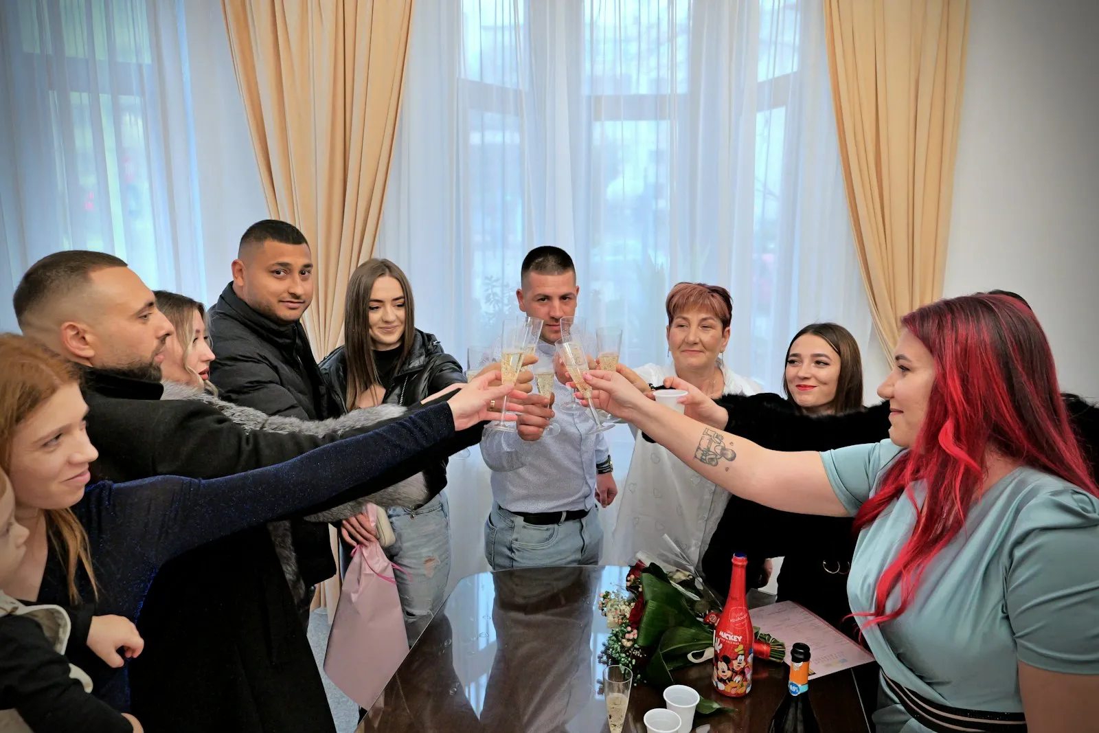 Familie und Freunde stoßen bei einer Geburtstagsfeier mit Sekt an