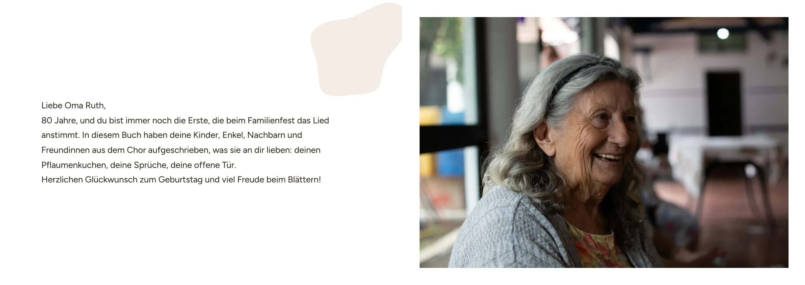 Doppelseite mit der Begrüßung und einem Foto von Oma Ruth