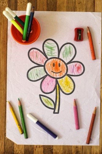 Kinderzeichnung einer lachenden Blume